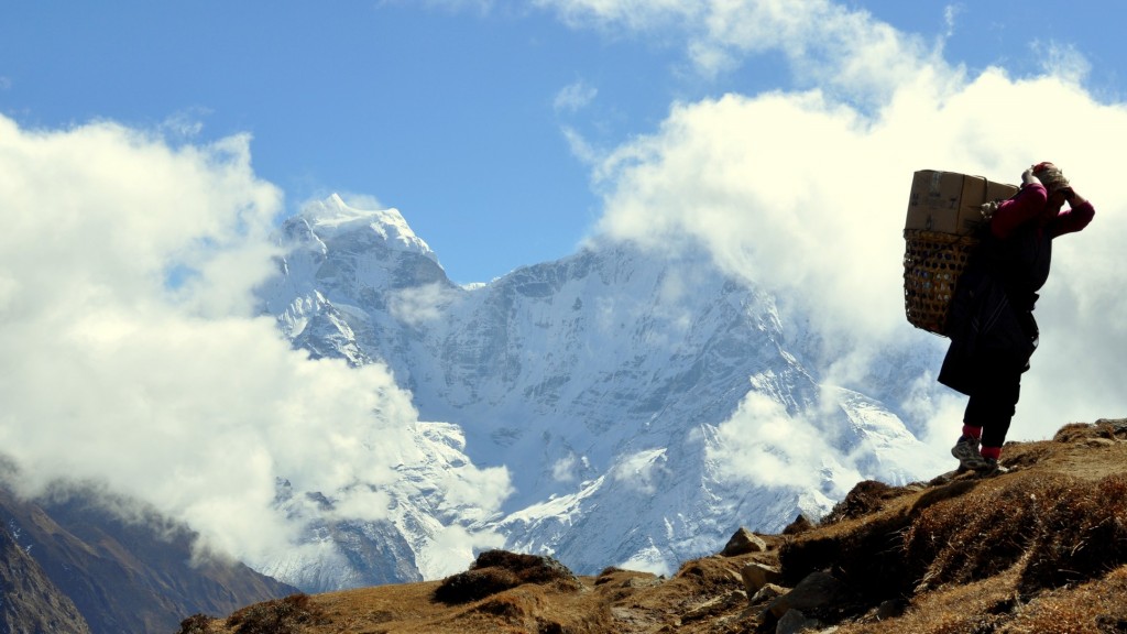 Trek du camp de base de l'everest, porteuse devant le Thamserku