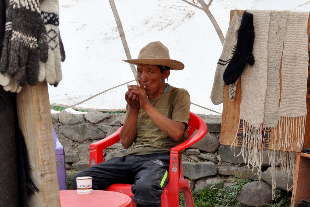 Dresseur de chevaux pendant la pause, tente parachute vers le village de Rumbak