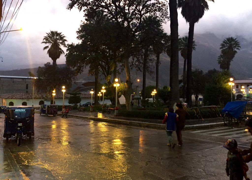Caraz, Plaza des Armas sous l'orage, et les rues se transforment en torrents